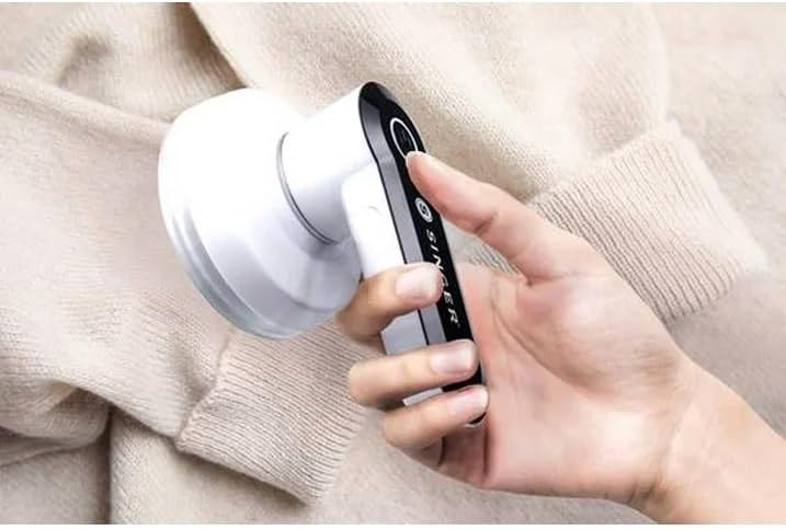 SINGER Compact Fabric Shaver and Lint Remover | Portable, Battery Operated Device with 3 Stainless Steel Blades & Detachable Lint Catcher