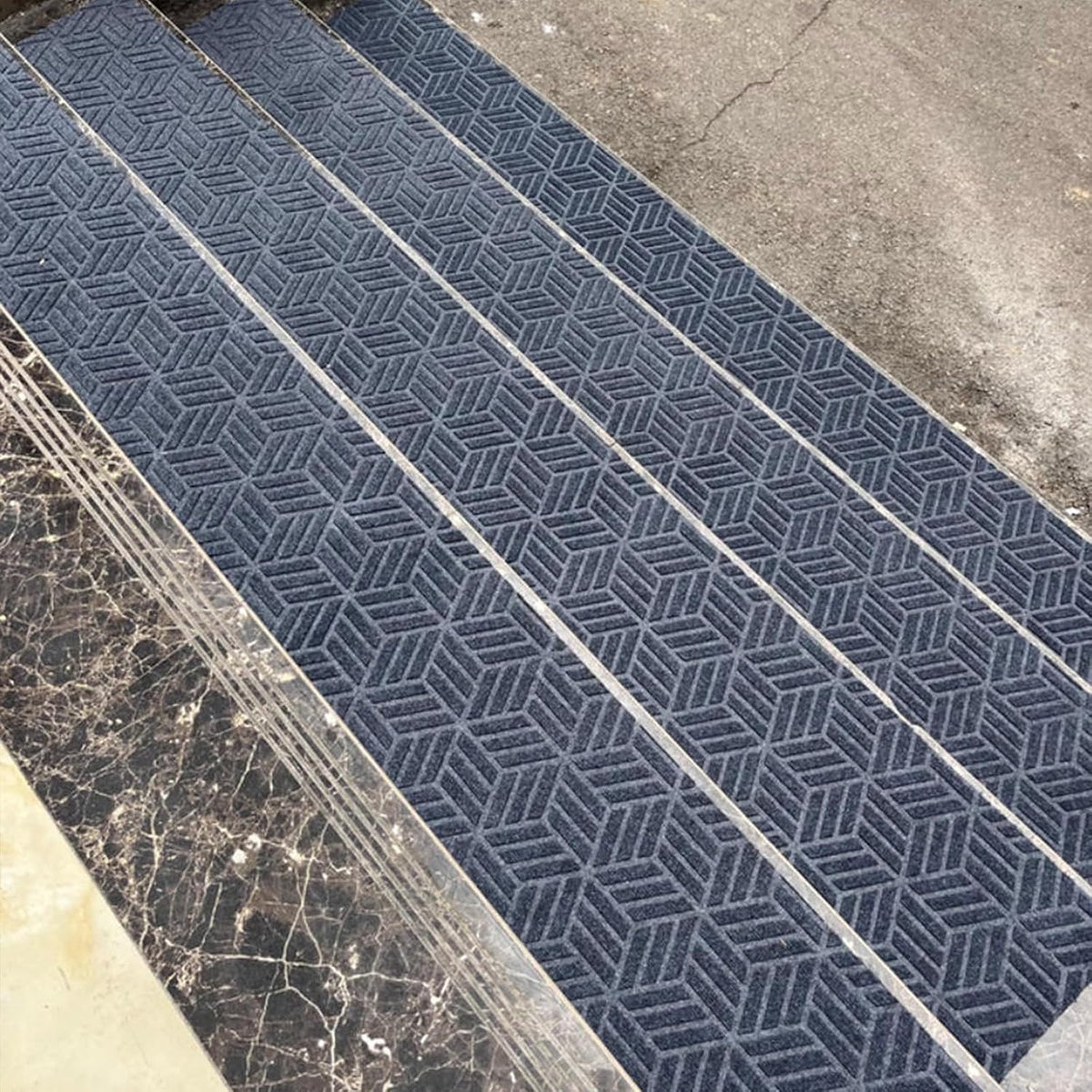Wear-Resistant Outdoor Anti-Slip Dust Mat, Cleans Shoe Sole Dust, Safe and Secure, Suitable for Outdoor Stair Use(Gray,20 * 90CM)