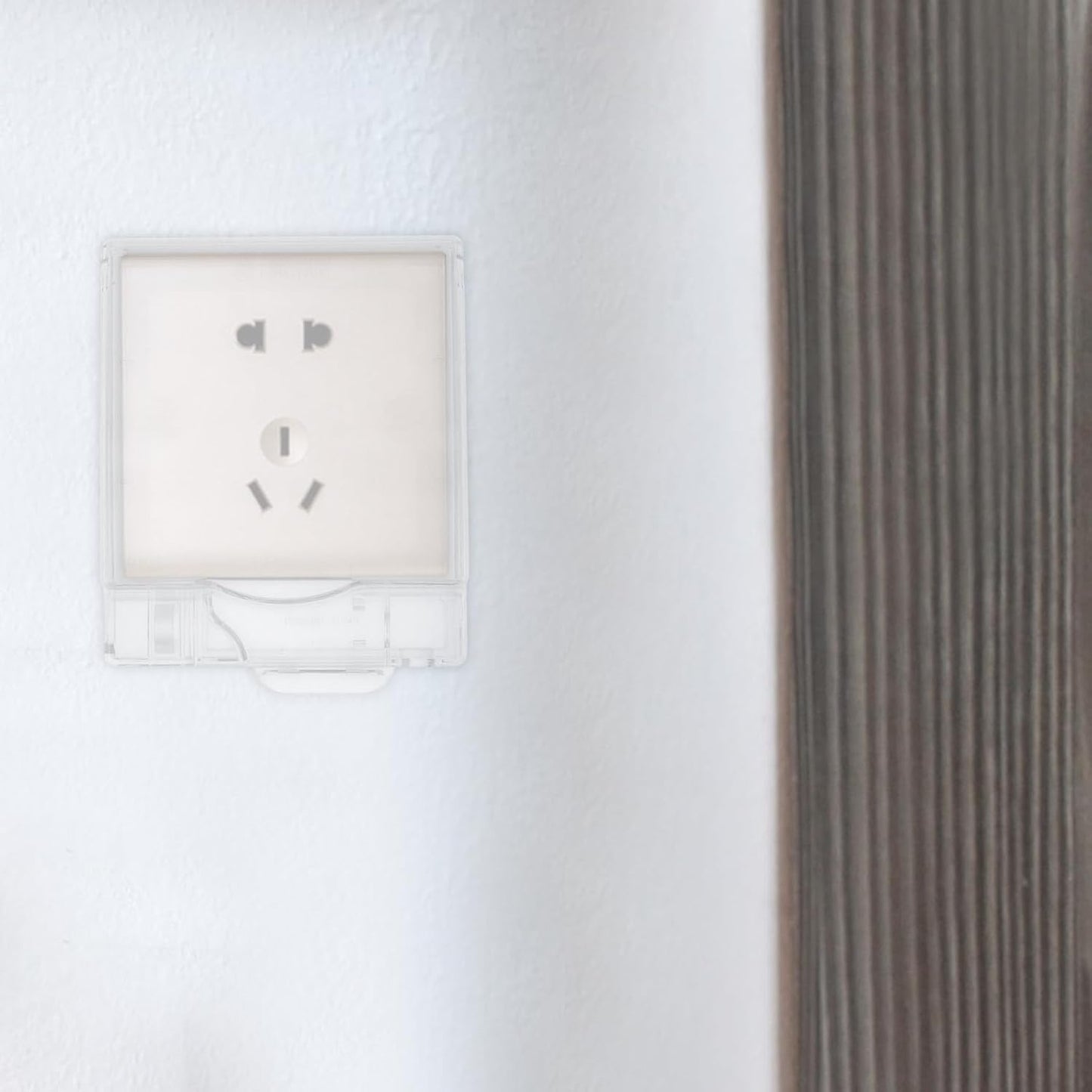 DOITOOL Outdoor Lockable Waterproof Outlet Cover with Sturdy Plastic Construction, Splashproof Design for Outdoor Use, Protective Socket Box Preventing Electric Shock and Weather Damage