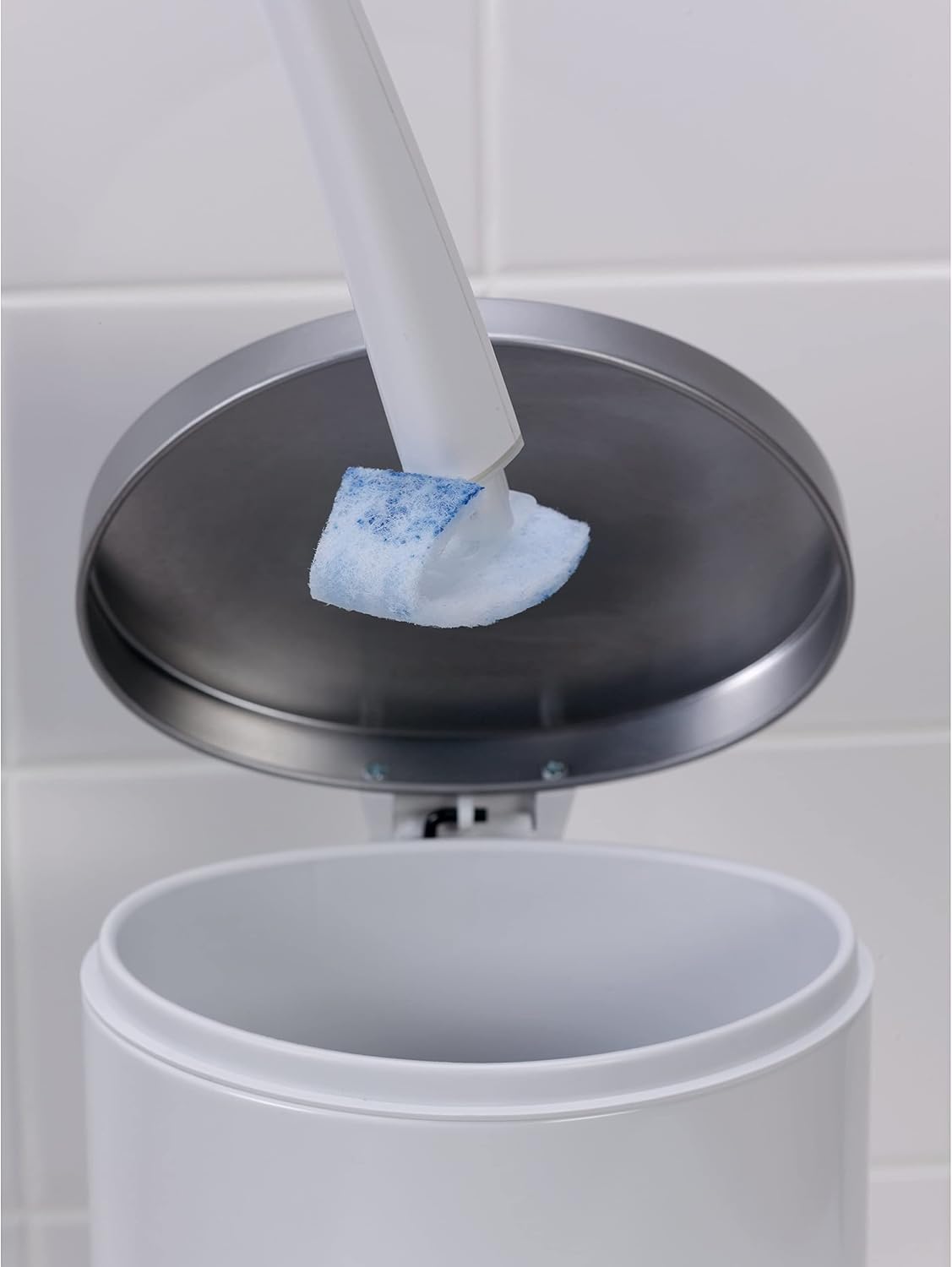 Scotch-Brite Disposable Toilet Scrubber Starter Kit, Disposable Refills with Built-in Bleach Alternative, Includes 1 Handle, Storage Caddy and 5 Refills