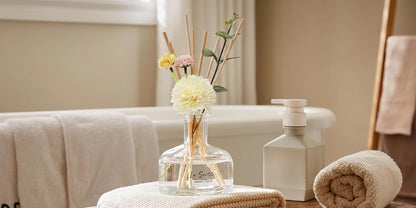Reed Diffuser Set 8.5 fl oz / 250 ml Glass Bottle with Decorative Flower & Natural Reeds Flameless Home Fragrance for Bathroom Bedroom Office Honeydew Scent