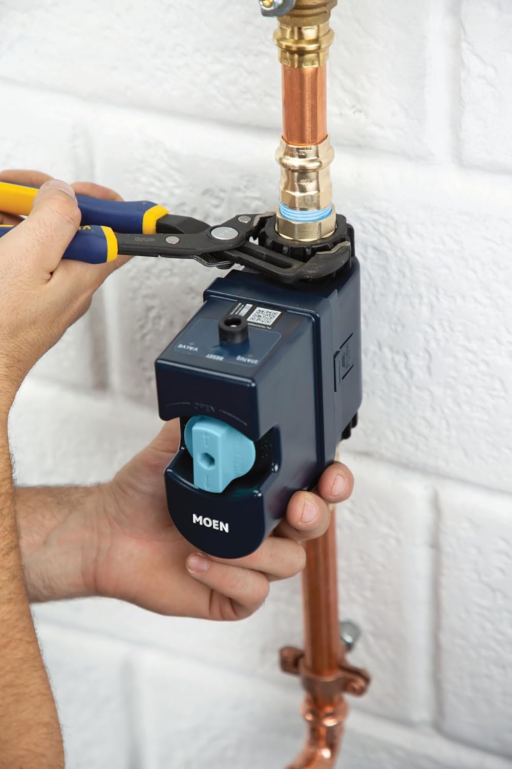 Moen Flo 1-inch Smart Water Shut Off Valve, Smart Home Water Monitor Leak Detector, Wifi Connected, App Enabled Flow Meter and Shutoff, 900-006