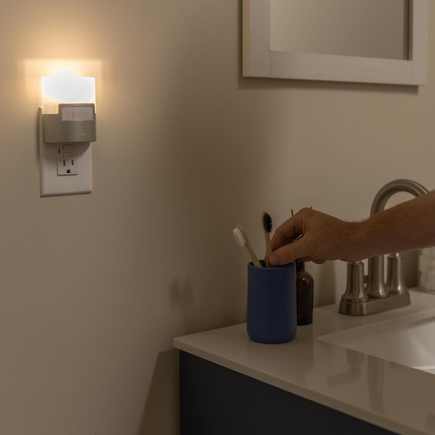 GE LED Motion Sensor Night Light, Plug into wall, 40 Lumens, Soft White, UL-Certified, Energy Efficient, Ideal Nightlight for Bedroom, Bathroom, Kitchen, Hallway, 46632, White, 2 Pack