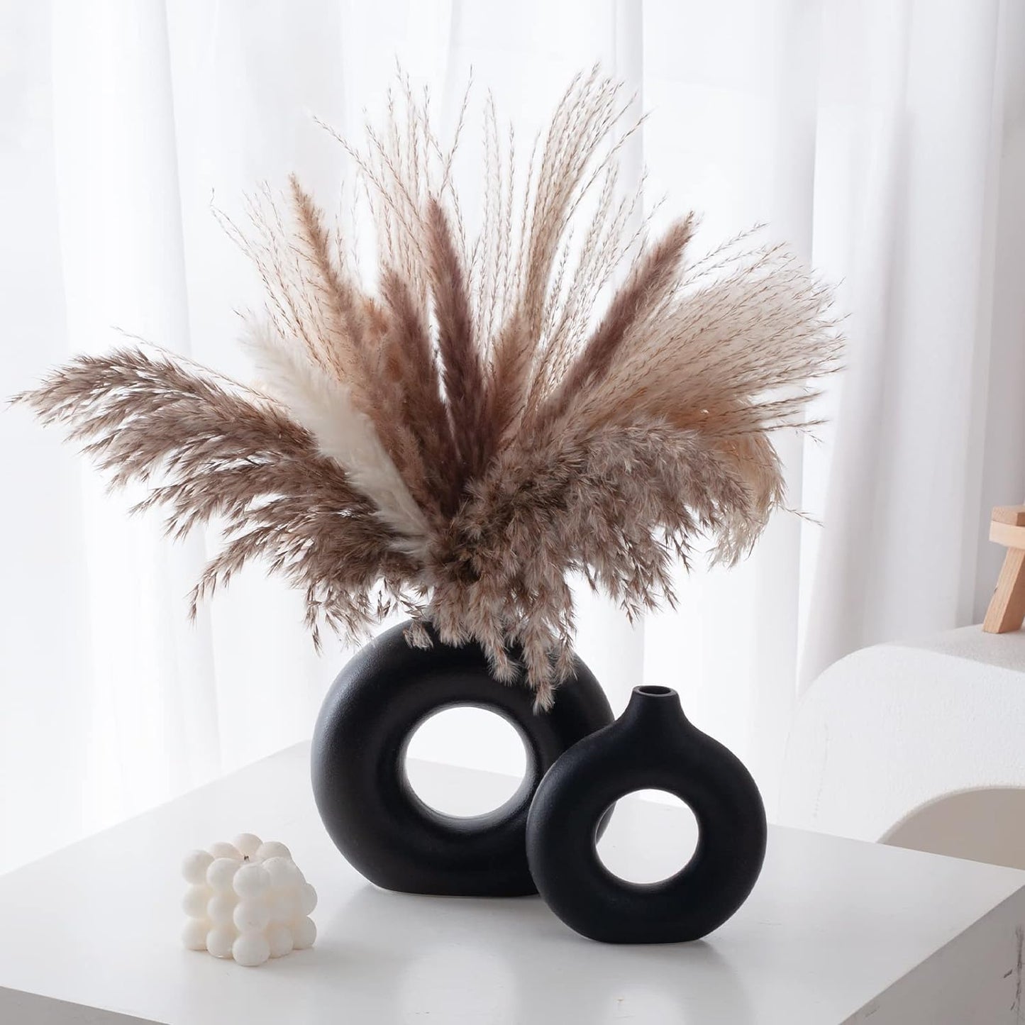White Ceramic Donut Vase Set of 2, Hollow Matte Pampas Flower Vases for Boho Home Wedding Party Room Dinner Table Shelf Decor.（White）