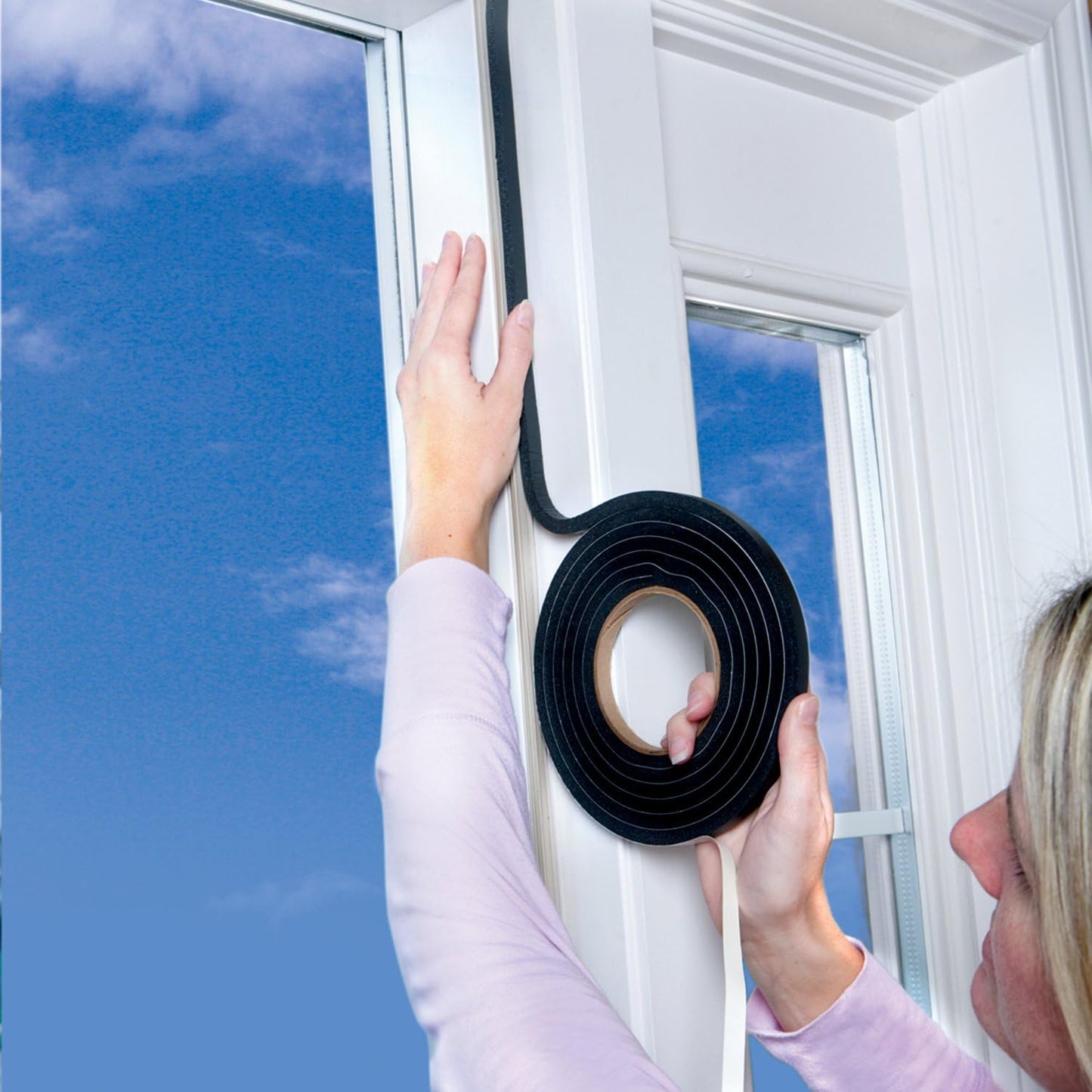 Duck Brand Self Adhesive Foam Weatherstrip Seal for Extra Large Gaps, 3/4-In x 1/2-In x 10-Ft, 1 Roll, 284426