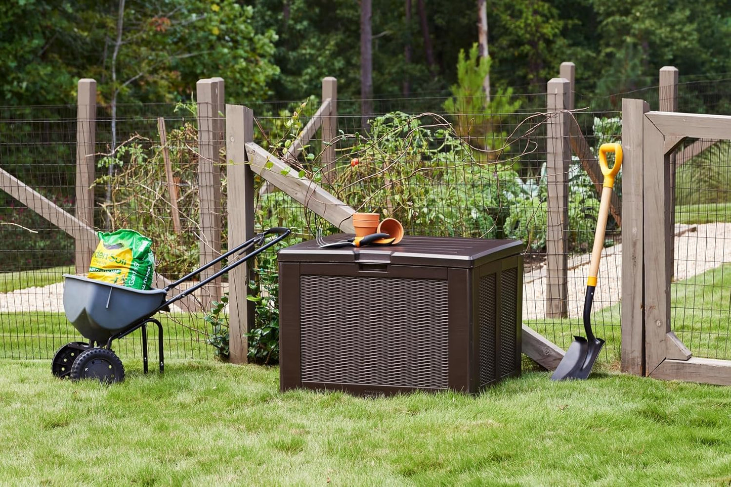 Rubbermaid Extra Large Resin Outdoor Storage Deck Box (134 Gal), Weather Resistant, Black, Deck Organization for Home/Backyard/Pool Chemicals/Toys/Garden Tools/Porch/Patio Cushions