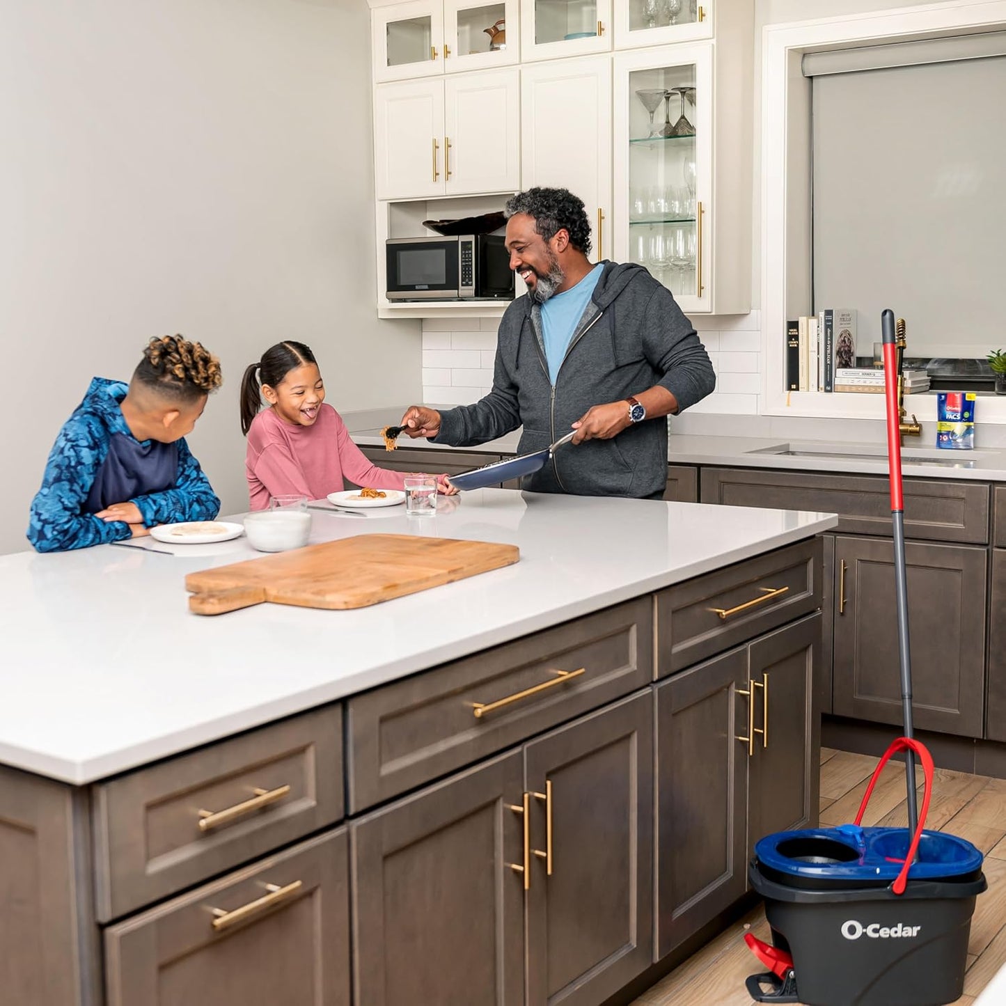O-Cedar RinseClean Spin Mop & Bucket System + 2 Extra Mop Heads | Clean with Water | Removes 99% of Bacteria