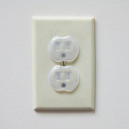 Dreambaby Plastic Baby Safety Outlet Plug Covers - 24 Pack - Outlet Covers Baby Proofing