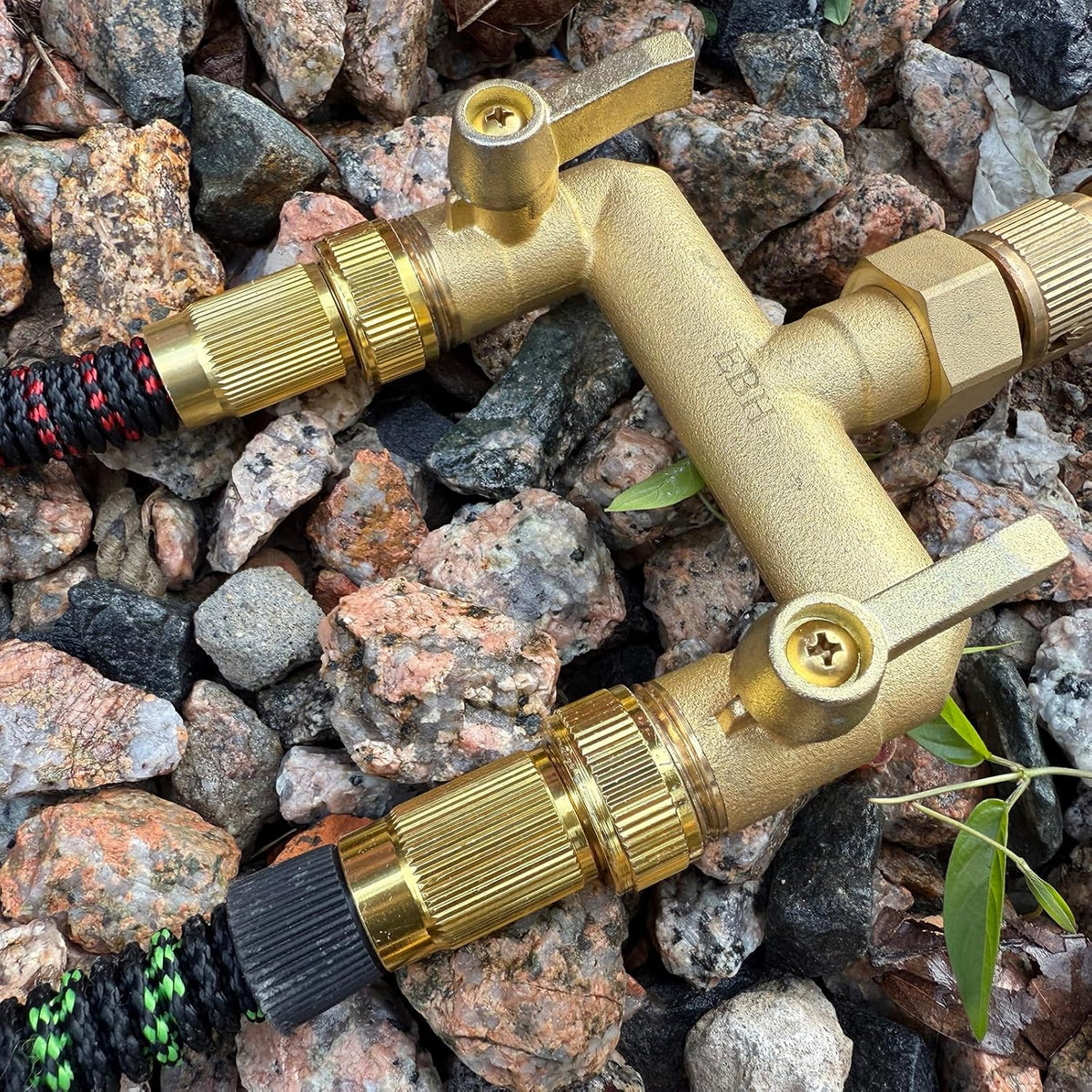 EBH Brass Garden Hose Splitter, 3 Way High Flow Outdoor Faucet Splitter,Full Flow 3-Way Brass Heavy Duty Hose Splitter With 3 Long Metal Handle and Individual On/Off Valve。